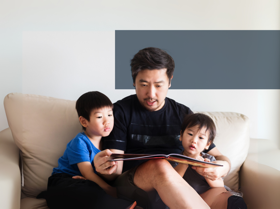 Far læser højt for sine to små børn